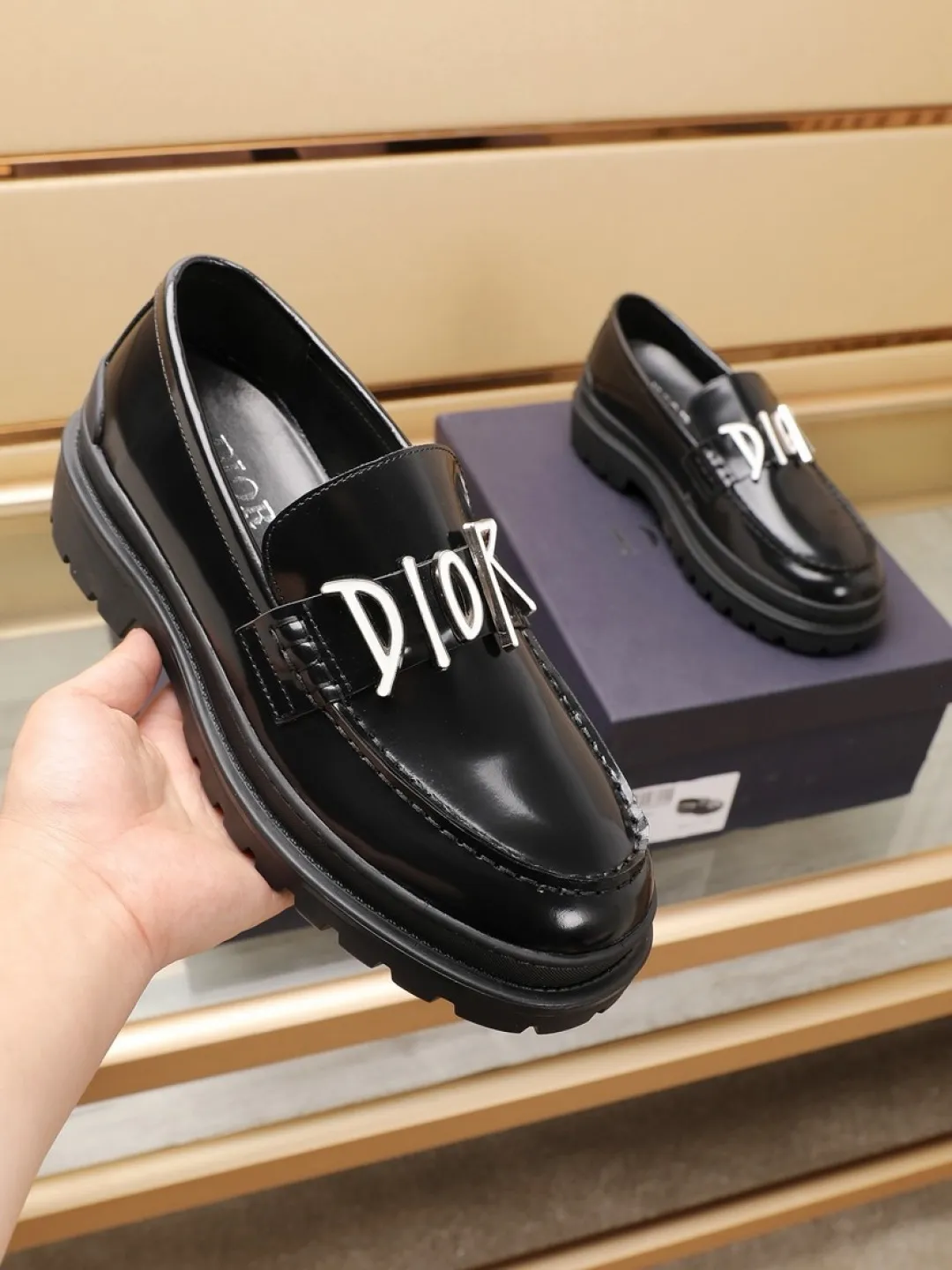 Factory P460💰dior 🆕Men's classic loafers, which combine classic shoe styles with retro California style. Slipper style design, easy to put on and take off. Crafted from smooth top-grain cowhide leather, they feature a rubber lugged sole and the DIO* AND SHAWN signature in brass and enamel. Wear it with casual clothing or a suit. Size: 38-44 (45.46 customized)